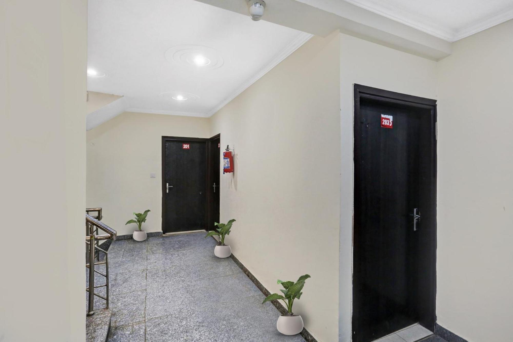 Hotel O Hotel Blue Orchid Yeni Delhi Dış mekan fotoğraf