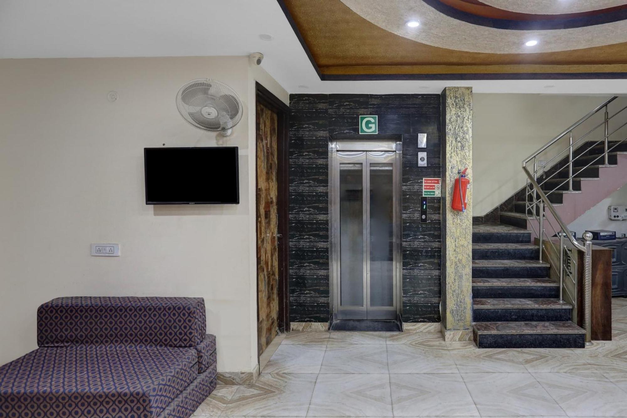 Hotel O Hotel Blue Orchid Yeni Delhi Dış mekan fotoğraf