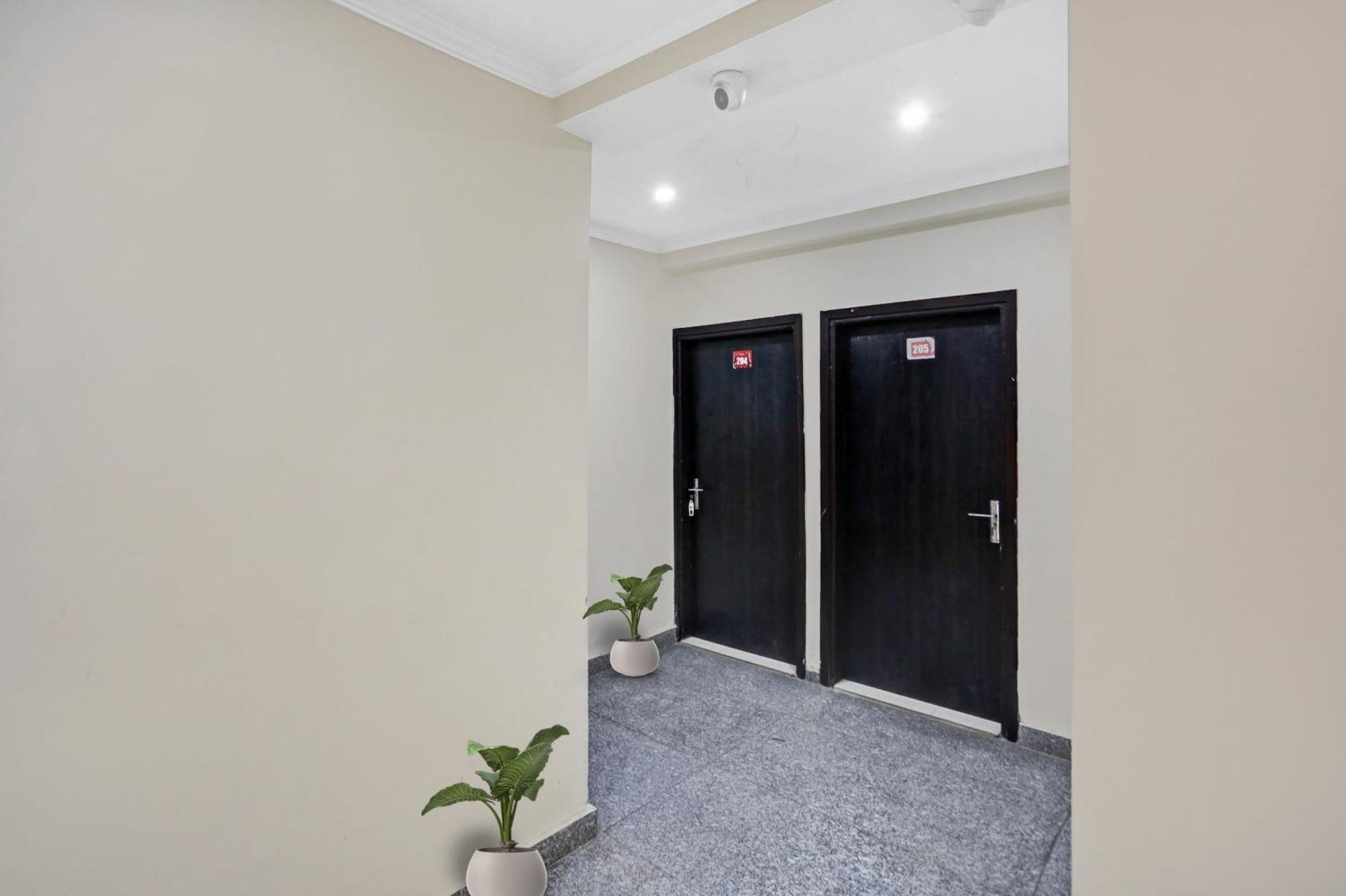 Hotel O Hotel Blue Orchid Yeni Delhi Dış mekan fotoğraf