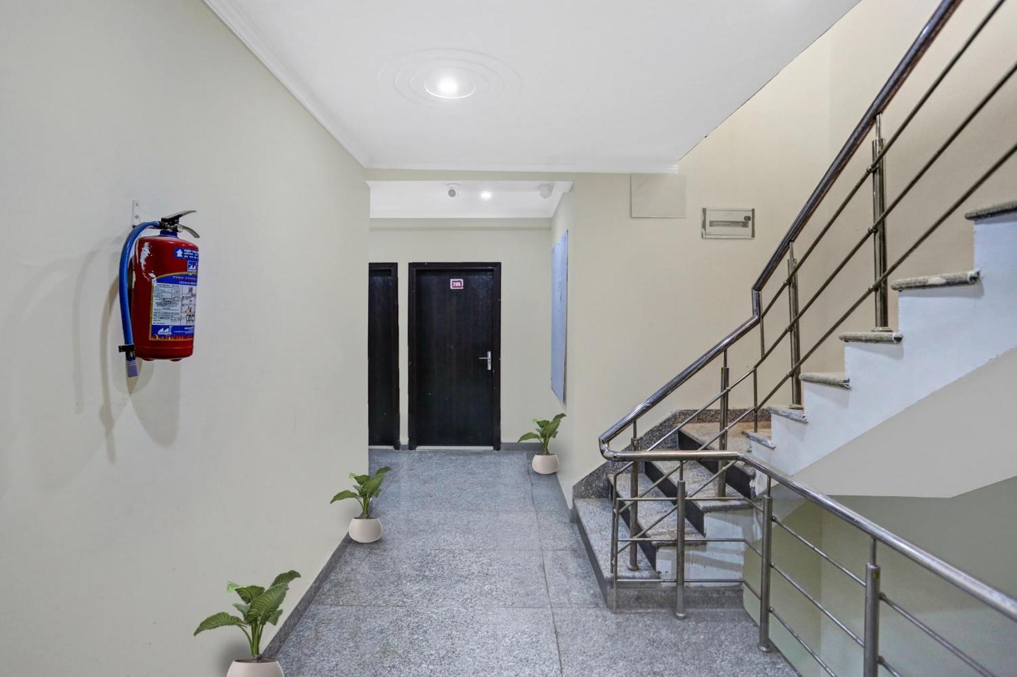 Hotel O Hotel Blue Orchid Yeni Delhi Dış mekan fotoğraf