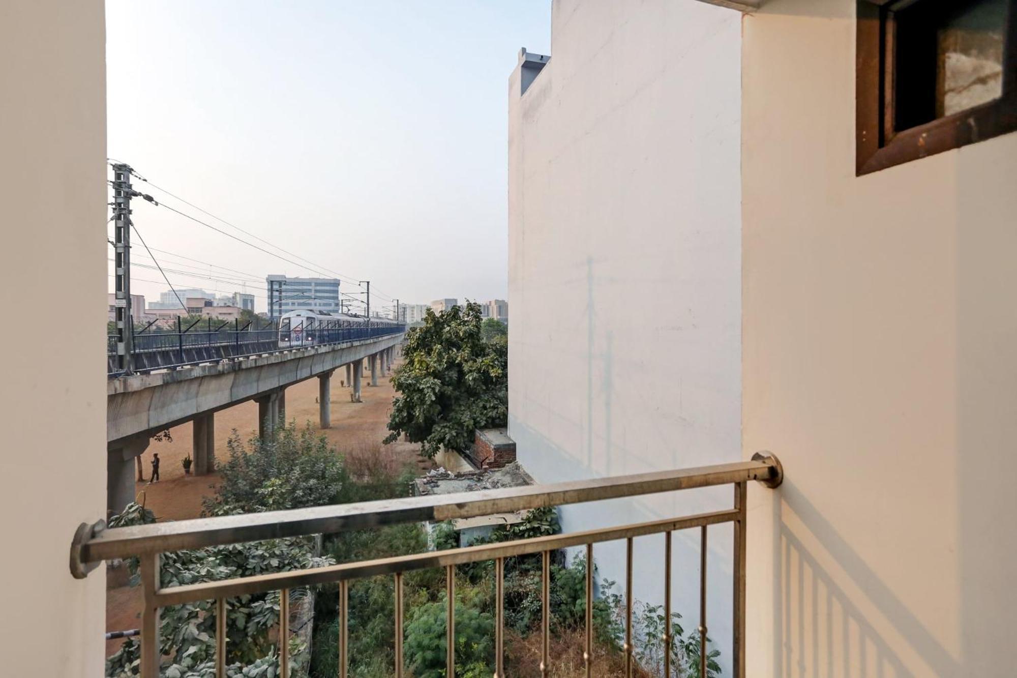 Hotel O Hotel Blue Orchid Yeni Delhi Dış mekan fotoğraf
