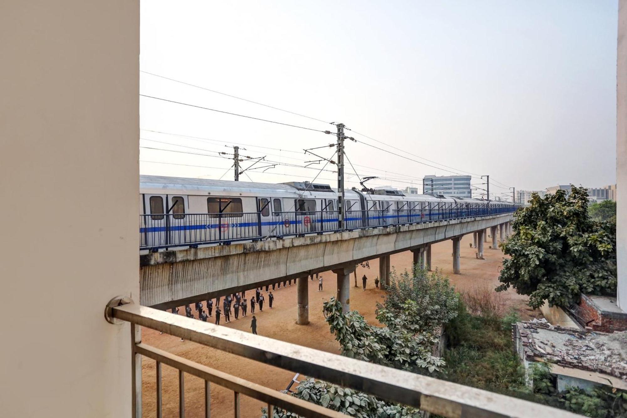 Hotel O Hotel Blue Orchid Yeni Delhi Dış mekan fotoğraf